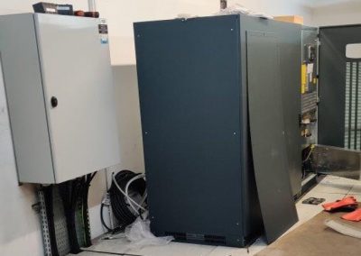 OCR Maintenance Électronique remplace 2 onduleurs Socomec Delphys par 2 onduleurs Riello Master MPT de 160kVA pour une société aéroportuaire