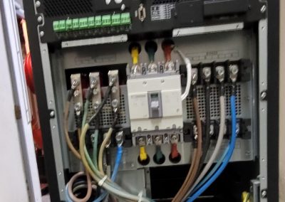 OCR Maintenance Electronque remplace de 2 onduleurs RIELLO Multi Sentry 30Kva par un onduleur OCR modulaire 3 x 15 Kva pour le Palais de justice.