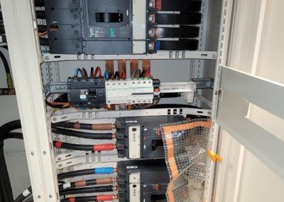 OCR Maintenance Électronique remplace pour un grand groupe d'assurance à La Défense 2 onduleurs SOCOMEC Delphys GP 160 kVA par 2 onduleurs CENTIEL modulaire