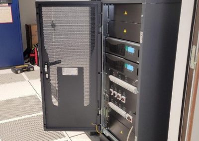 OCR Maintenance Électronique remplace pour un grand groupe d'assurance à La Défense 2 onduleurs SOCOMEC Delphys GP 160 kVA par 2 onduleurs CENTIEL modulaire