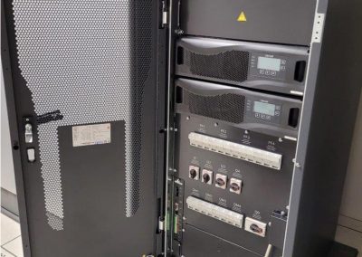 OCR Maintenance Électronique remplace pour un grand groupe d'assurance à La Défense 2 onduleurs SOCOMEC Delphys GP 160 kVA par 2 onduleurs CENTIEL modulaire