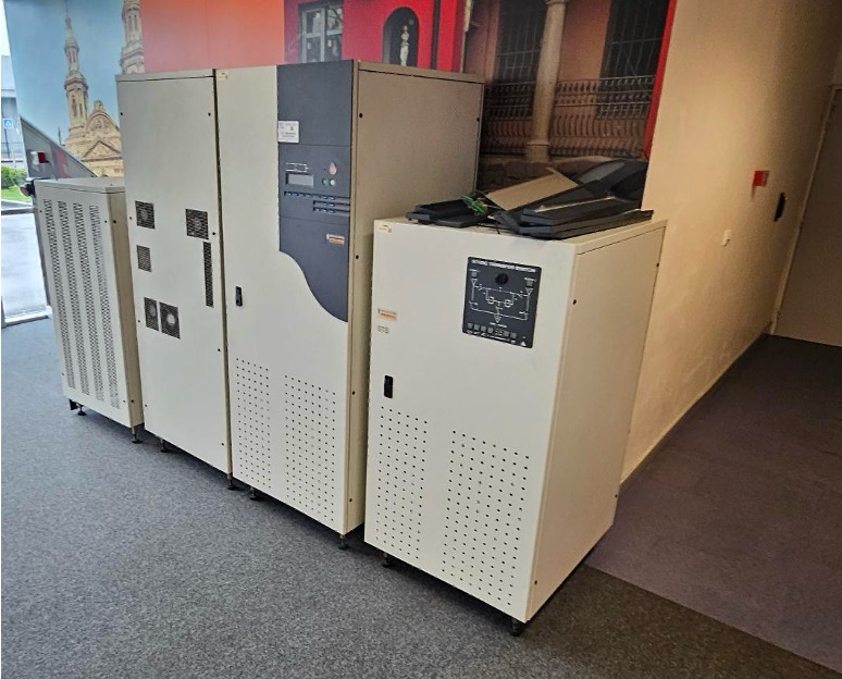 OCR Maintenance Électronique pour son client logisticien remplace 2 onduleurs et 2 transferts de source STS par 2 onduleurs RIELLO Master UPS 60 kVA et 2 transferts de source RIELLO.