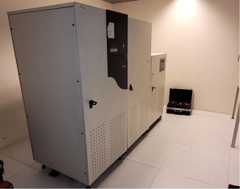 OCR Maintenance Électronique pour son client logisticien remplace 2 onduleurs et 2 transferts de source STS par 2 onduleurs RIELLO Master UPS 60 kVA et 2 transferts de source RIELLO.