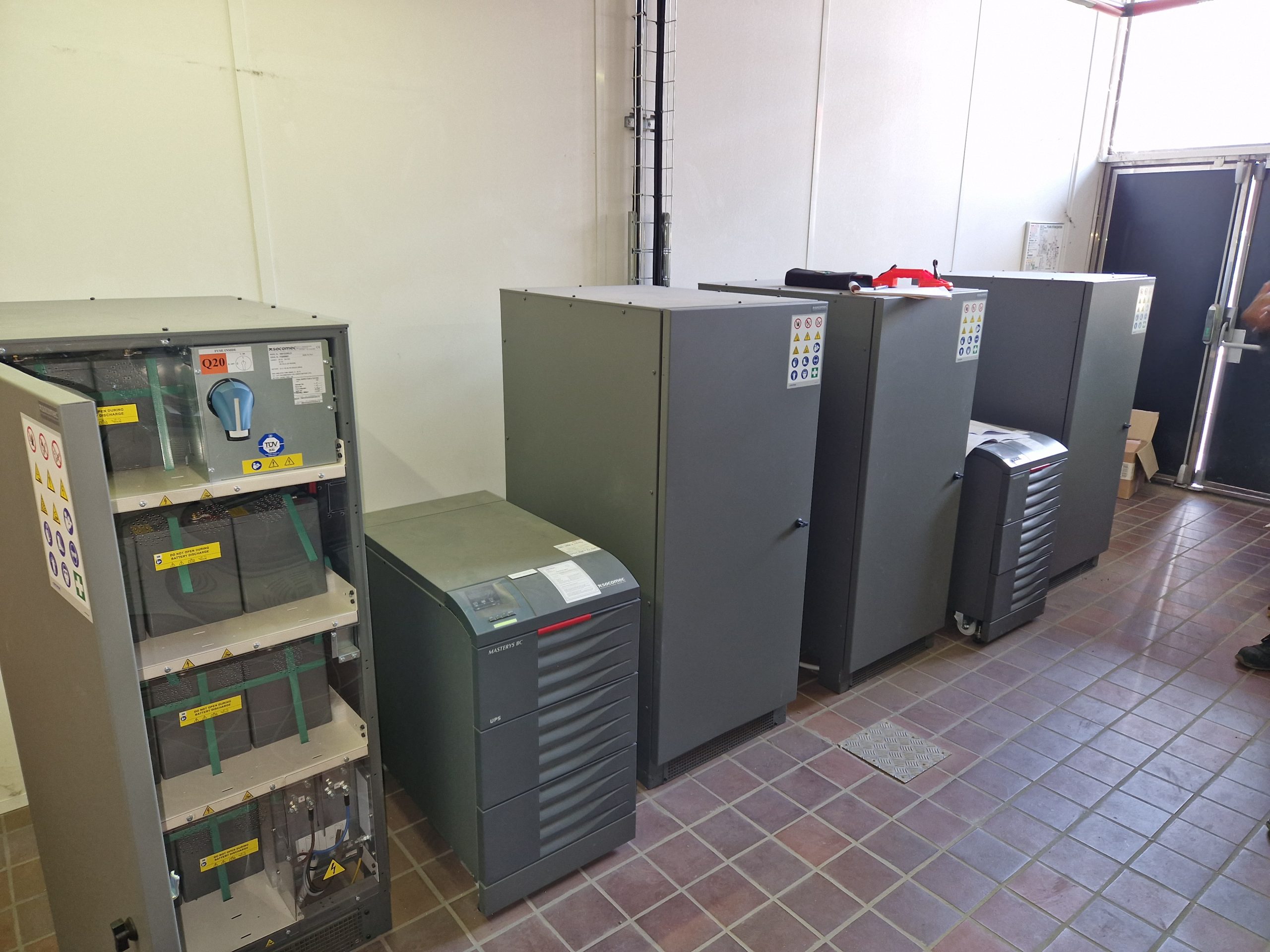 Client gestionnaire Eau - OCR Maintenance Électronique remplace des onduleurs Socomec par 2 nouveaux onduleurs industriel RIELLO Master MP