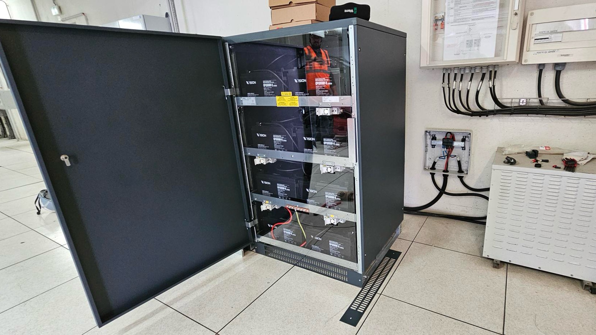 Client gestionnaire Eau - OCR Maintenance Électronique remplace des onduleurs Socomec par 2 nouveaux onduleurs industriel RIELLO Master MP