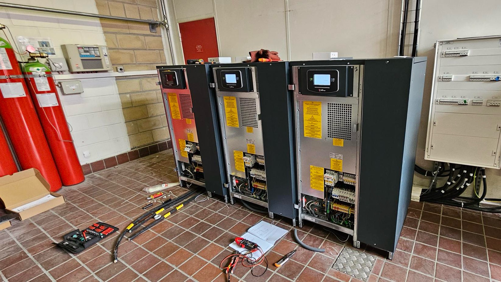 Client gestionnaire Eau - OCR Maintenance Électronique remplace des onduleurs Socomec par 2 nouveaux onduleurs industriel RIELLO Master MP