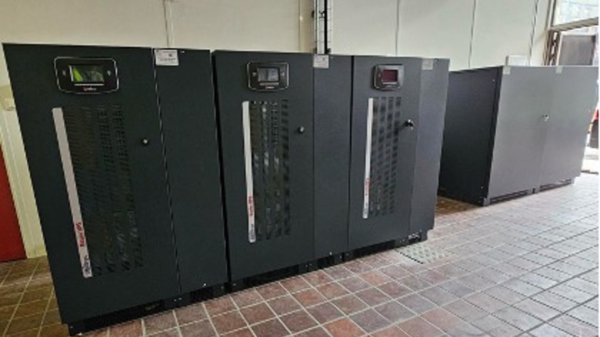 Client gestionnaire Eau - OCR Maintenance Électronique remplace des onduleurs Socomec par 2 nouveaux onduleurs industriel RIELLO Master MP