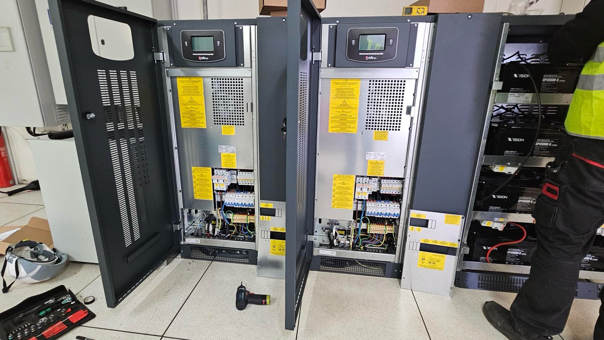 Client gestionnaire Eau - OCR Maintenance Électronique remplace des onduleurs Socomec par 2 nouveaux onduleurs industriel RIELLO Master MP