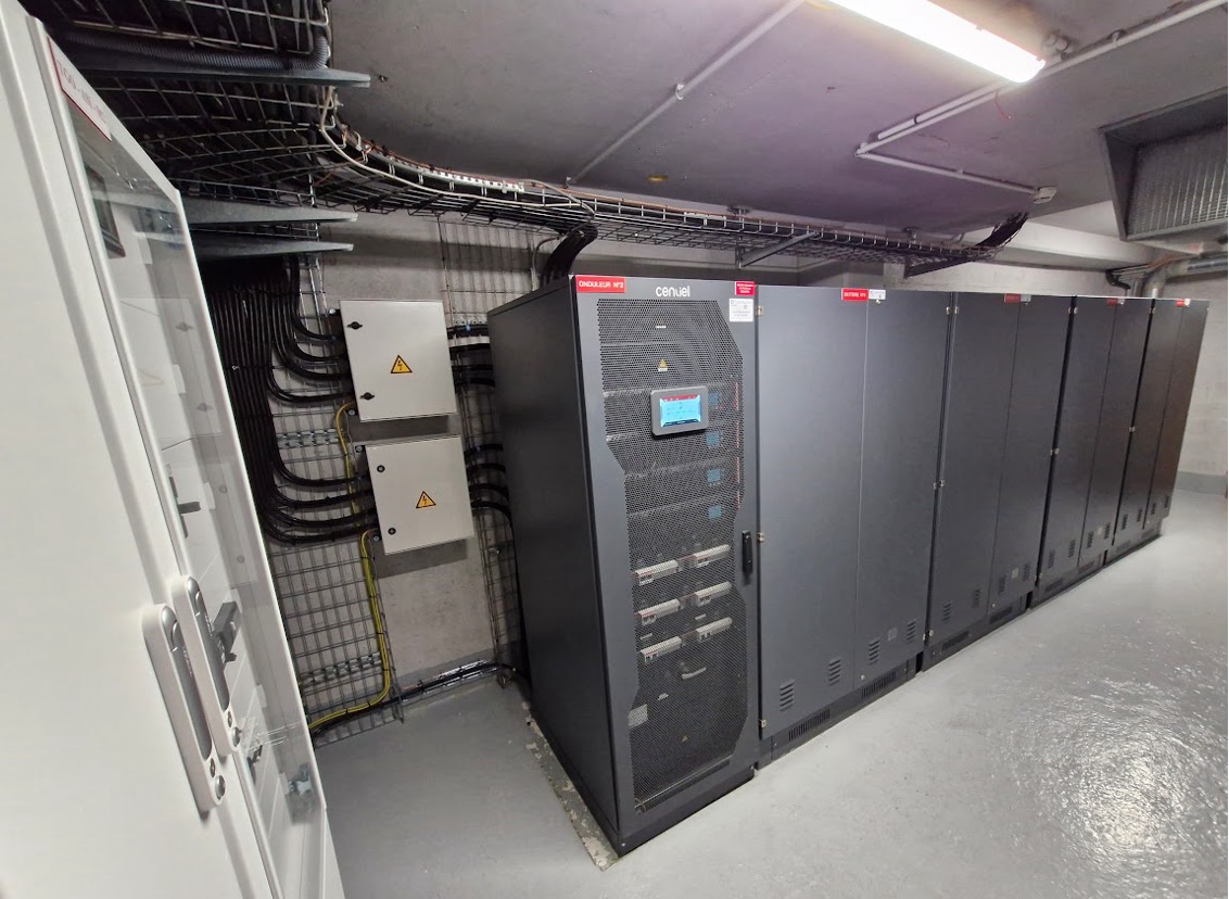 Client Hôpital Parisien - OCR Maintenance Électronique installe un onduleur Centiel Stratus Power de 375 kVA, ainsi que les 200 anciennes batteries.