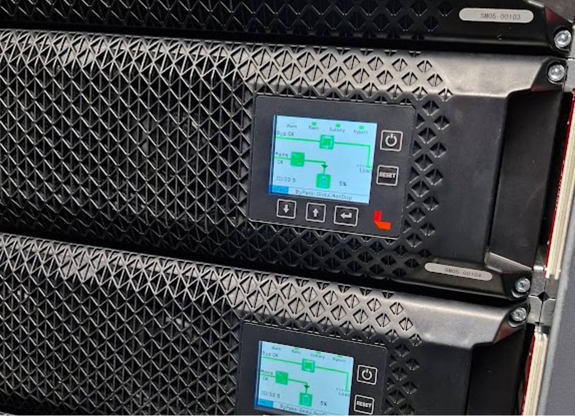 Client Hôpital Parisien - OCR Maintenance Électronique installe un onduleur Centiel Stratus Power de 375 kVA, ainsi que les 200 anciennes batteries.