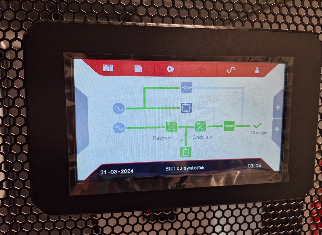 Client Hôpital Parisien - OCR Maintenance Électronique installe un onduleur Centiel Stratus Power de 375 kVA, ainsi que les 200 anciennes batteries.