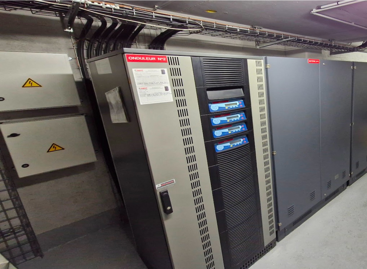 Client Hôpital Parisien - OCR Maintenance Électronique installe un onduleur Centiel Stratus Power de 375 kVA, ainsi que les 200 anciennes batteries.