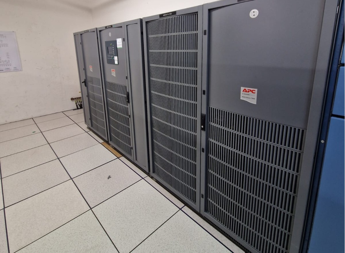 OCR Maintenance Électronique travaille pour un DataCenter Parisien, nous avons œuvrés durant 4 jours afin de remplacer les consommables de 4 onduleurs SCHNEIDER Galaxy 7000 300Kva