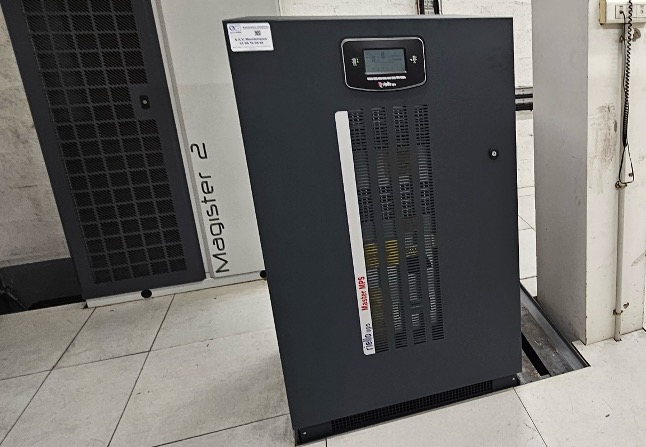 OCR Maintenance Électronique remplace 3 onduleurs SOCOMEC type 3047 80Kva par 3 onduleurs RIELLO Master MPS 80Kva en parallèles + 1 armoire by-pass centralisée + 1 armoire de distribution électrique.