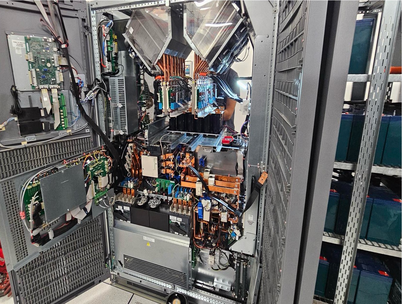 OCR Maintenance Électronique travaille pour un DataCenter Parisien, nous avons œuvrés durant 4 jours afin de remplacer les consommables de 4 onduleurs SCHNEIDER Galaxy 7000 300Kva