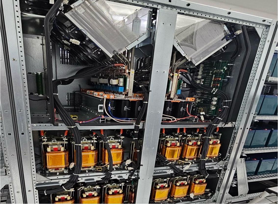 OCR Maintenance Électronique travaille pour un DataCenter Parisien, nous avons œuvrés durant 4 jours afin de remplacer les consommables de 4 onduleurs SCHNEIDER Galaxy 7000 300Kva