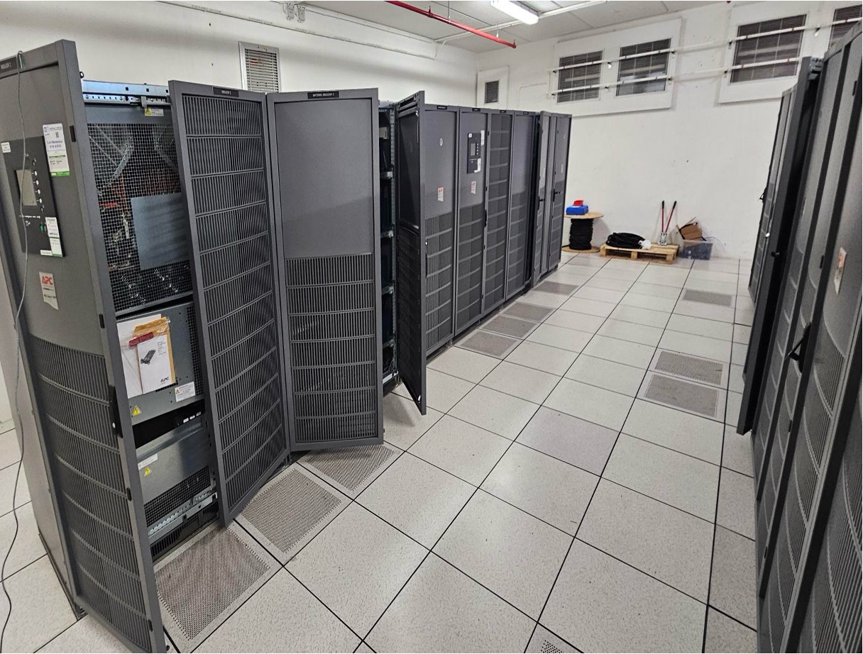 OCR Maintenance Électronique travaille pour un DataCenter Parisien, nous avons œuvrés durant 4 jours afin de remplacer les consommables de 4 onduleurs SCHNEIDER Galaxy 7000 300Kva