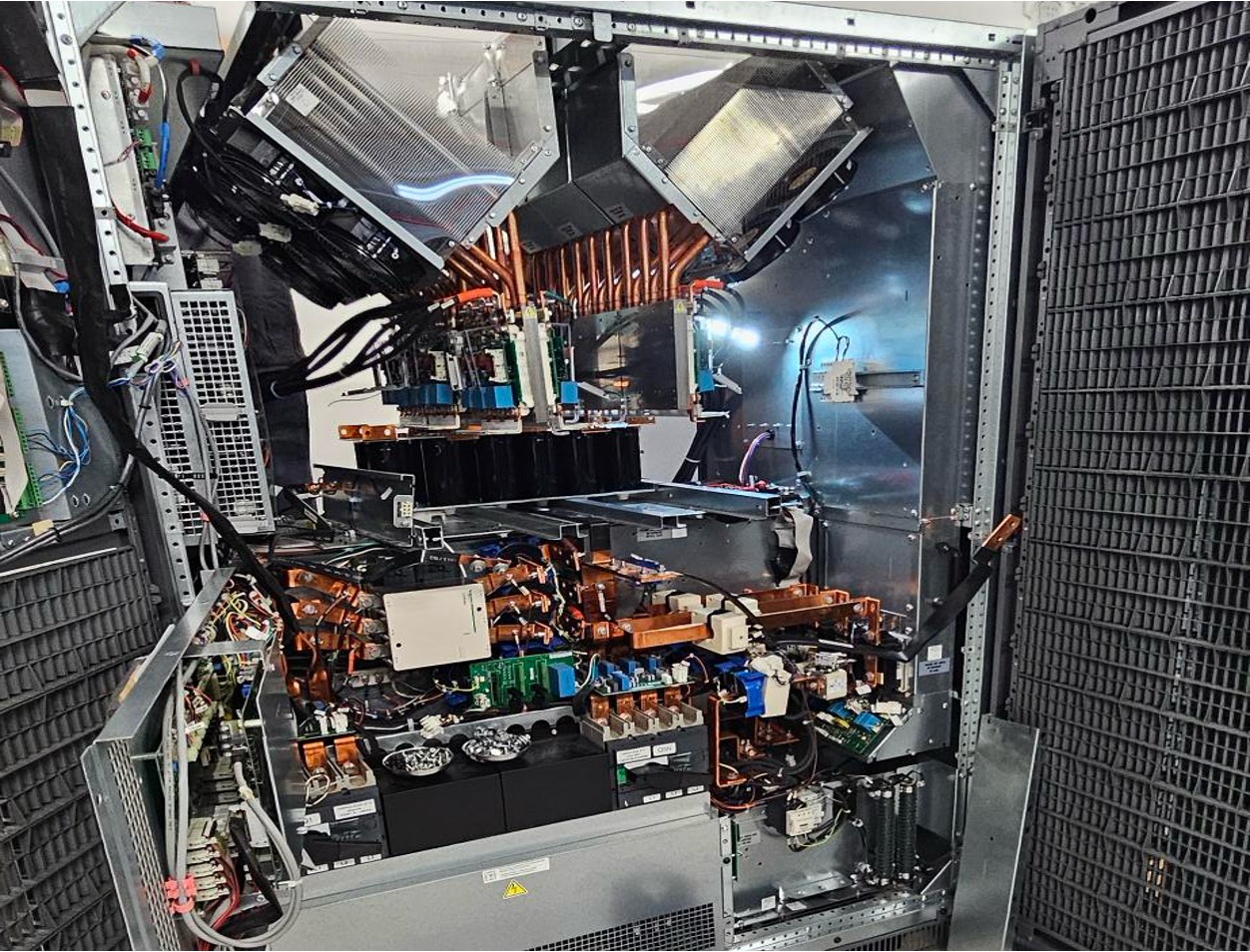 OCR Maintenance Électronique travaille pour un DataCenter Parisien, nous avons œuvrés durant 4 jours afin de remplacer les consommables de 4 onduleurs SCHNEIDER Galaxy 7000 300Kva