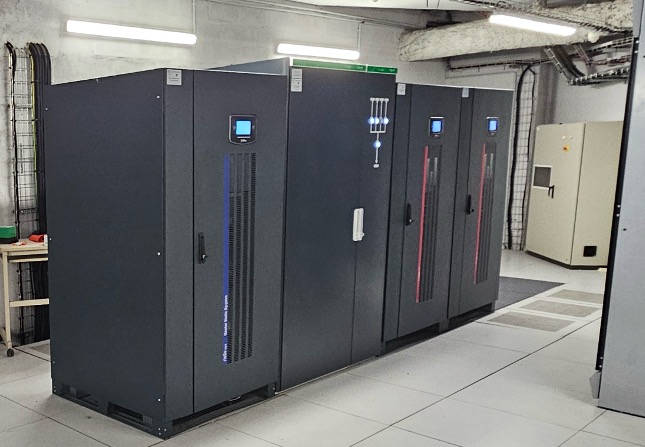 OCR Maintenance Électronique remplace 3 onduleurs SOCOMEC type 3047 80Kva par 3 onduleurs RIELLO Master MPS 80Kva en parallèles + 1 armoire by-pass centralisée + 1 armoire de distribution électrique.