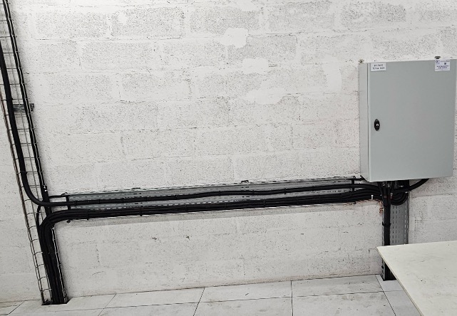 OCR Maintenance Électronique remplace 3 onduleurs SOCOMEC type 3047 80Kva par 3 onduleurs RIELLO Master MPS 80Kva en parallèles + 1 armoire by-pass centralisée + 1 armoire de distribution électrique.