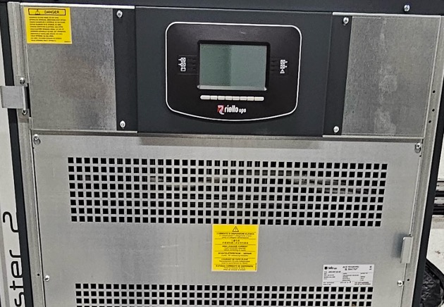 OCR Maintenance Électronique remplace 3 onduleurs SOCOMEC type 3047 80Kva par 3 onduleurs RIELLO Master MPS 80Kva en parallèles + 1 armoire by-pass centralisée + 1 armoire de distribution électrique.