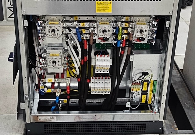 OCR Maintenance Électronique remplace 3 onduleurs SOCOMEC type 3047 80Kva par 3 onduleurs RIELLO Master MPS 80Kva en parallèles + 1 armoire by-pass centralisée + 1 armoire de distribution électrique.